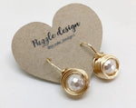 Load image into Gallery viewer, Tangled goldfilled pearl earrings
