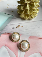 Load image into Gallery viewer, Clip on Sr Frogs Pearl Earrings
