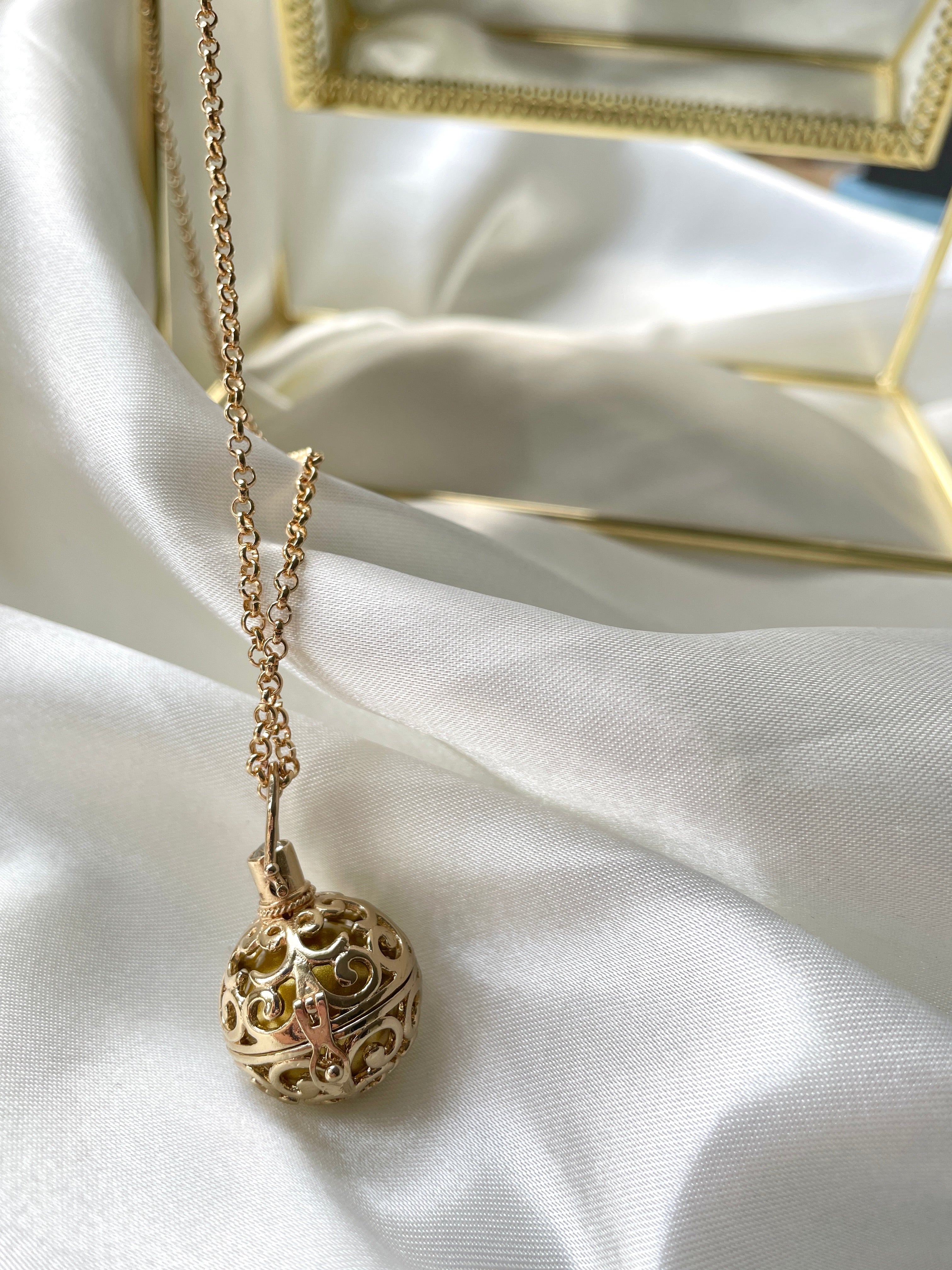 Seraphic Whisper: Angel Necklace in 14k Solid Gold – Vega by Deniz